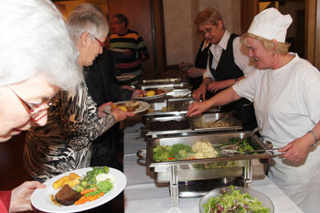 Aus besonderem Anlass wird in diesem Jahr ein warmes Büffet gereicht!